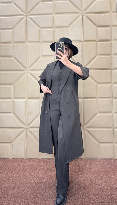 سه تیکه اسپرت شامل :ژیله، شلوار، مانتو بلند جلو باز